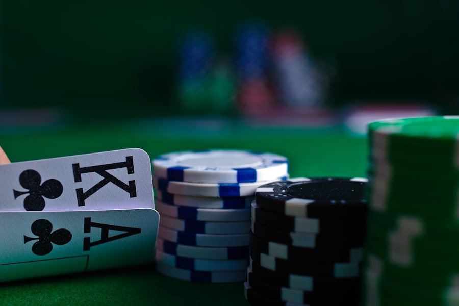 Kartu remi dan chip poker di atas meja