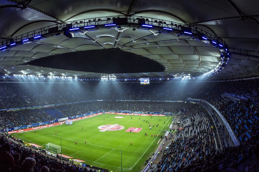 Bola dan lapangan pertandingan olahraga